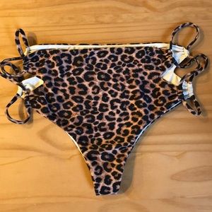 Like new Acacia Leopard bottoms medium